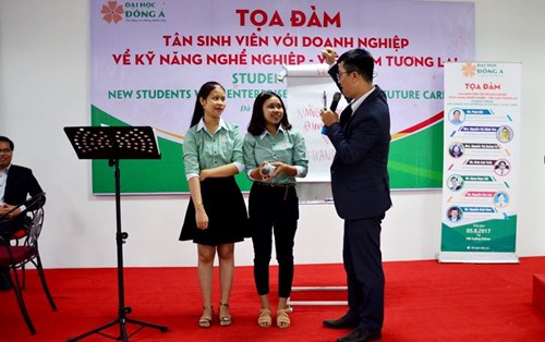 Thiết thực và đầy xúc cảm với chương trình đầu khóa của K17 Đại học Đông Á